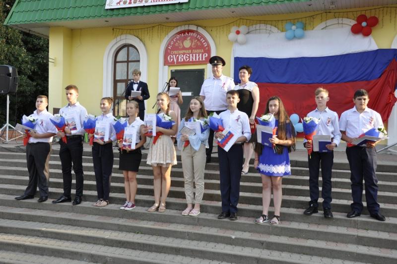 В Короче прошли торжества в ознаменование Дня Государственного флага Российской Федерации