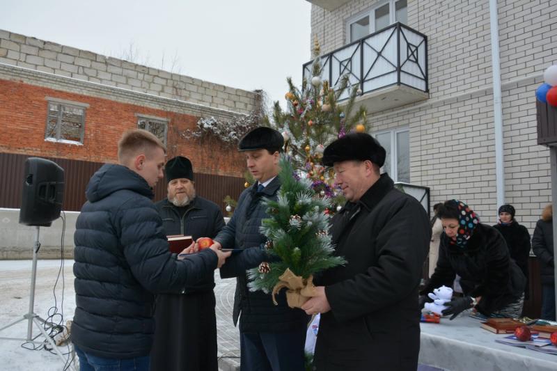 В Короче вручили детям-сиротам ключи от собственных благоустроенных квартир