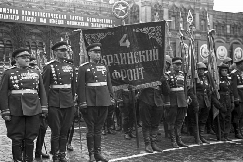 1945 год: четыре Парада Победы и один участник, которого несли на шинели Сталина