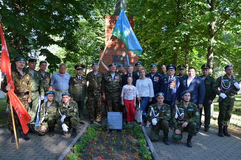 Герой Советского Союза, генерал-лейтенант Альберт Евдокимович Слюсарь посетил могилу брата в Короче